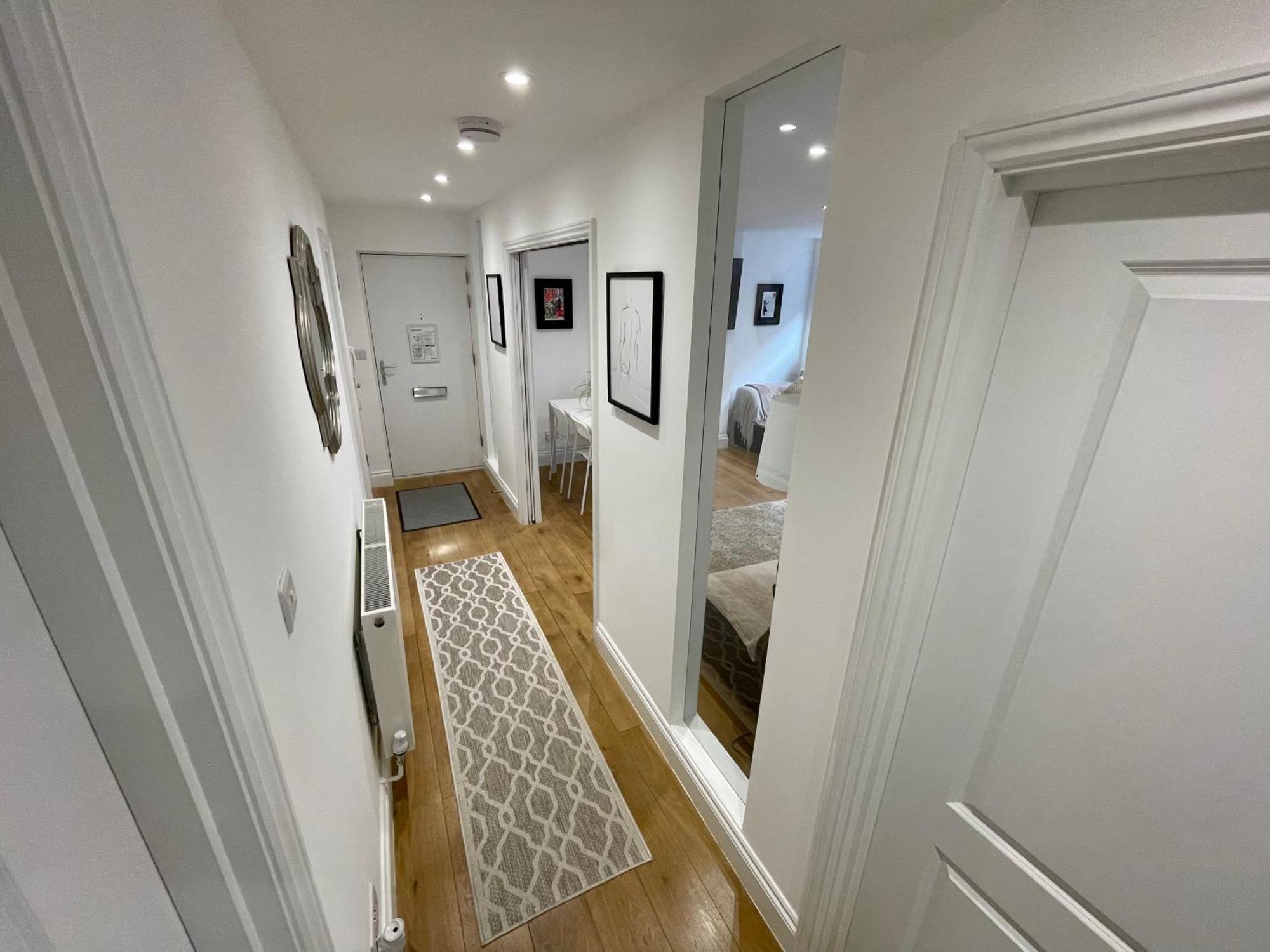 Newley Refurbished 2-bed Only Minutes From London's Attractions Apartment London
