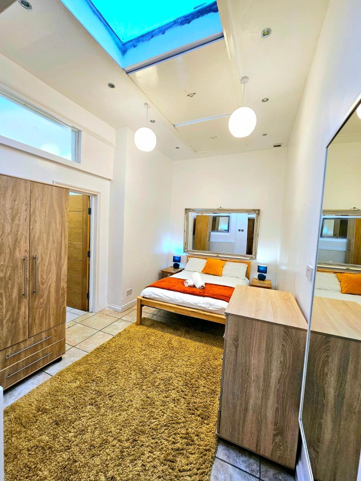 4 Bedroom, 3 Bathroom Private House In London, 3 Minutes Walk To Edgware Road Station Hébergement de vacances