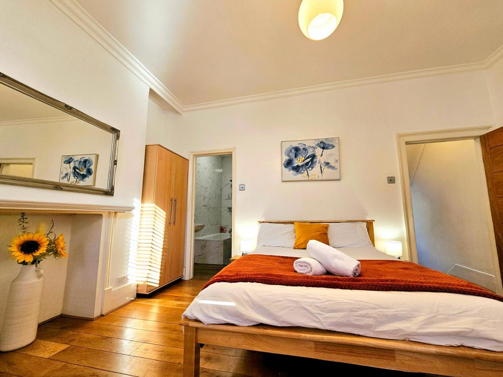 Hébergement de vacances 4 Bedroom, 3 Bathroom Private House In London, 3 Minutes Walk To Edgware Road Station