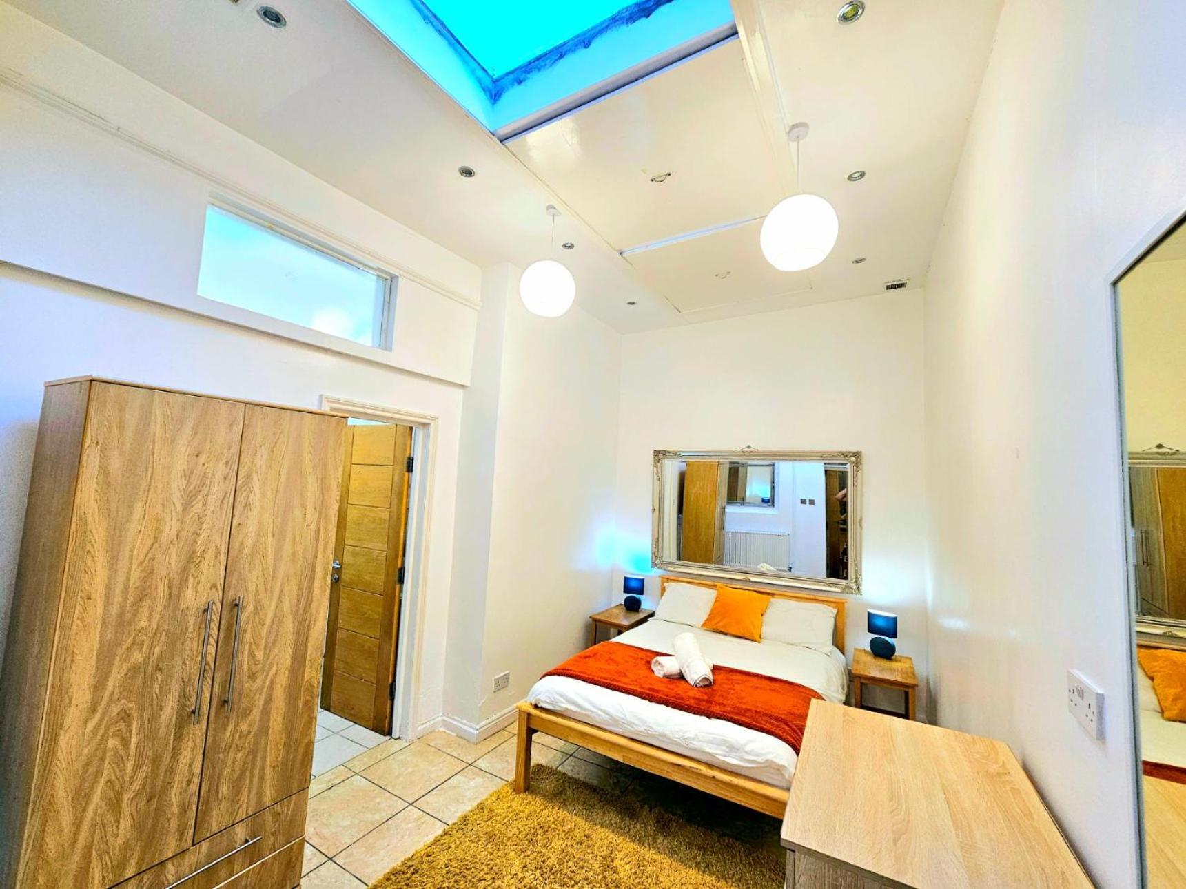 4 Bedroom, 3 Bathroom Private House In London, 3 Minutes Walk To Edgware Road Station Hébergement de vacances Londres