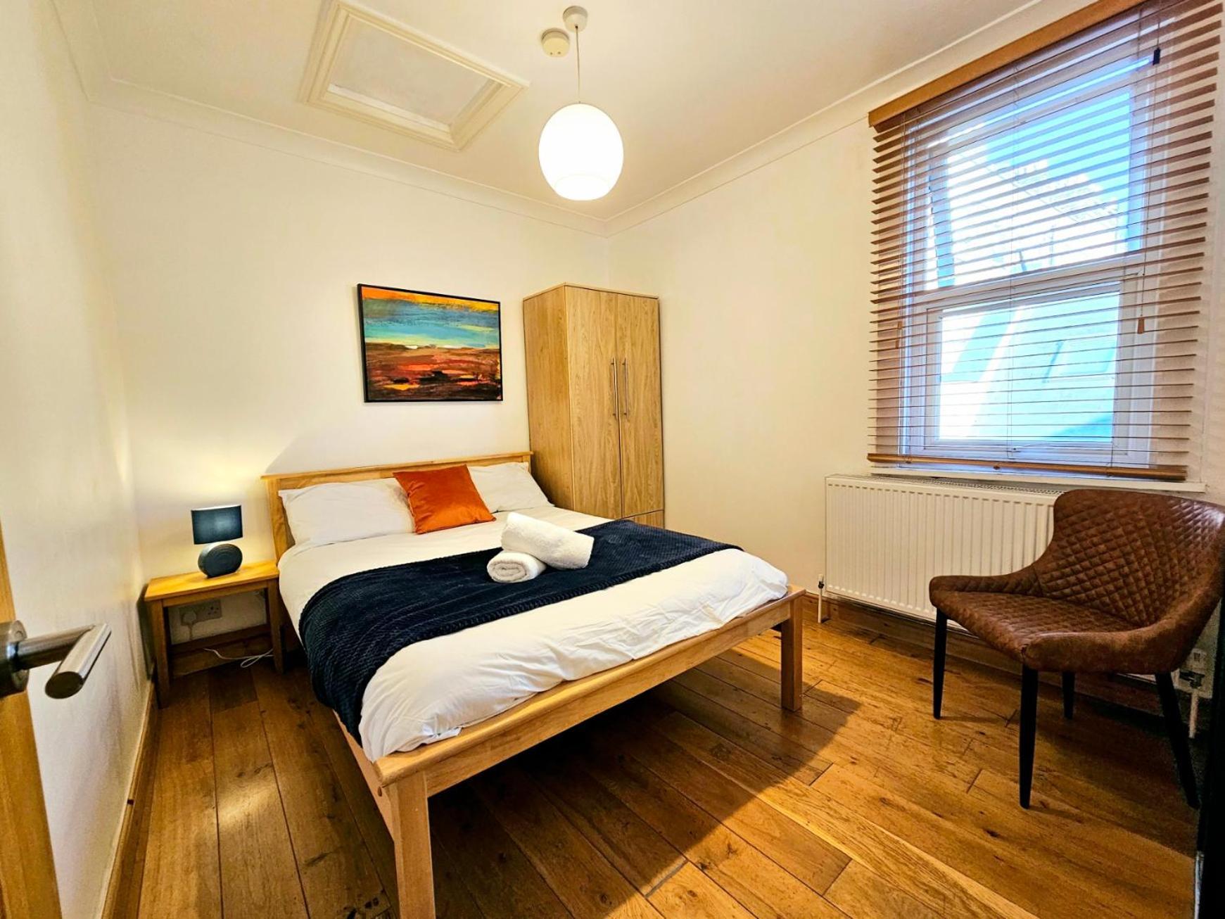 Hébergement de vacances 4 Bedroom, 3 Bathroom Private House In London, 3 Minutes Walk To Edgware Road Station