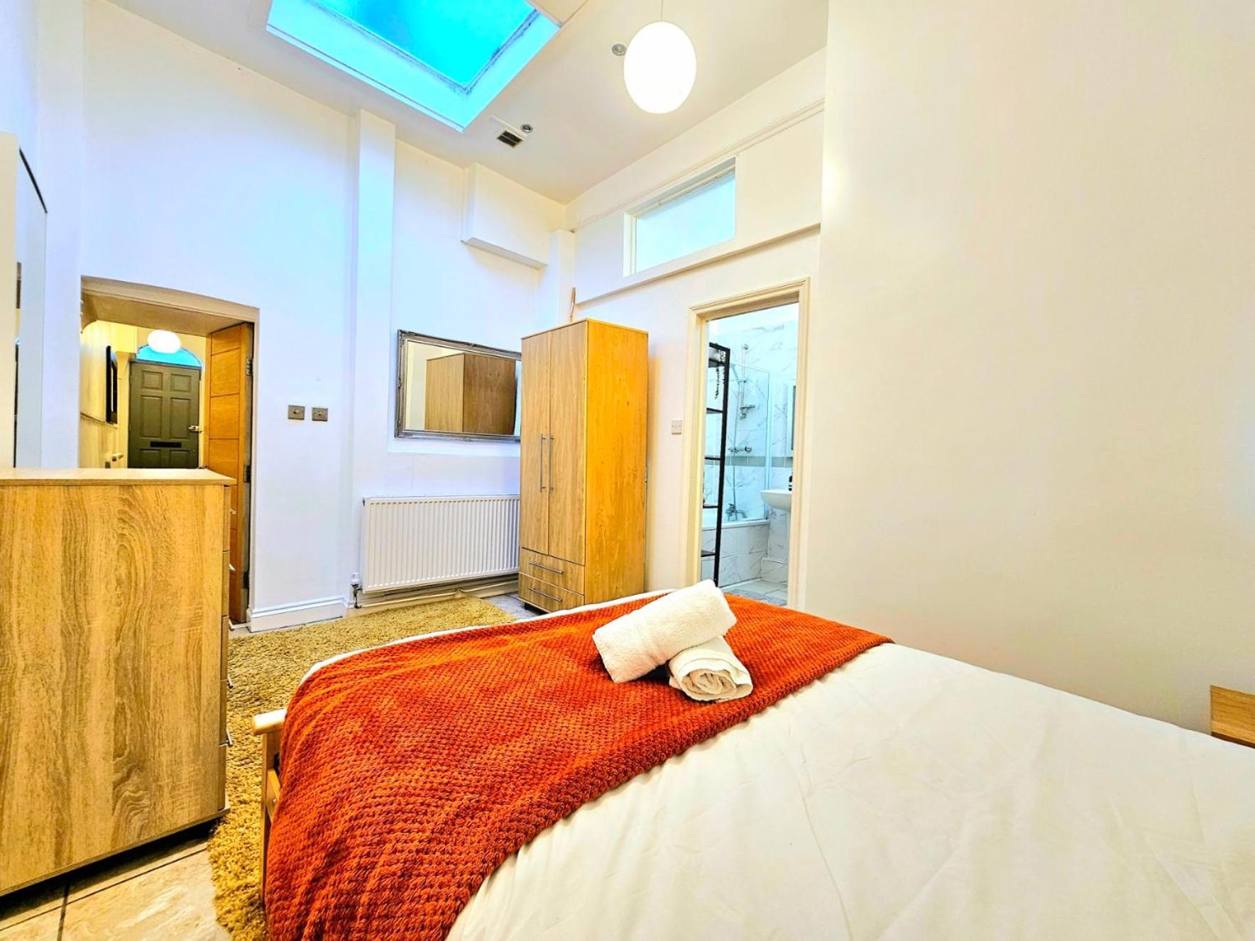 Hébergement de vacances 4 Bedroom, 3 Bathroom Private House In London, 3 Minutes Walk To Edgware Road Station *