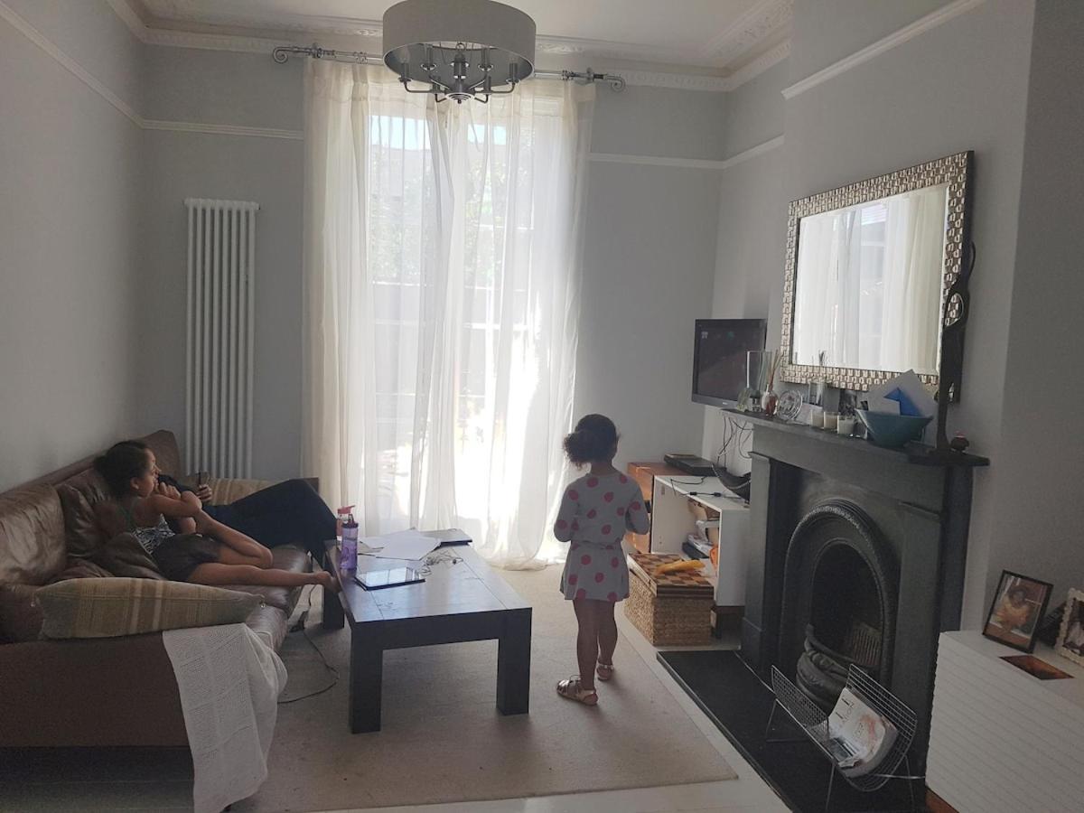 Fantastic Family Friendly House In Brixton Villa