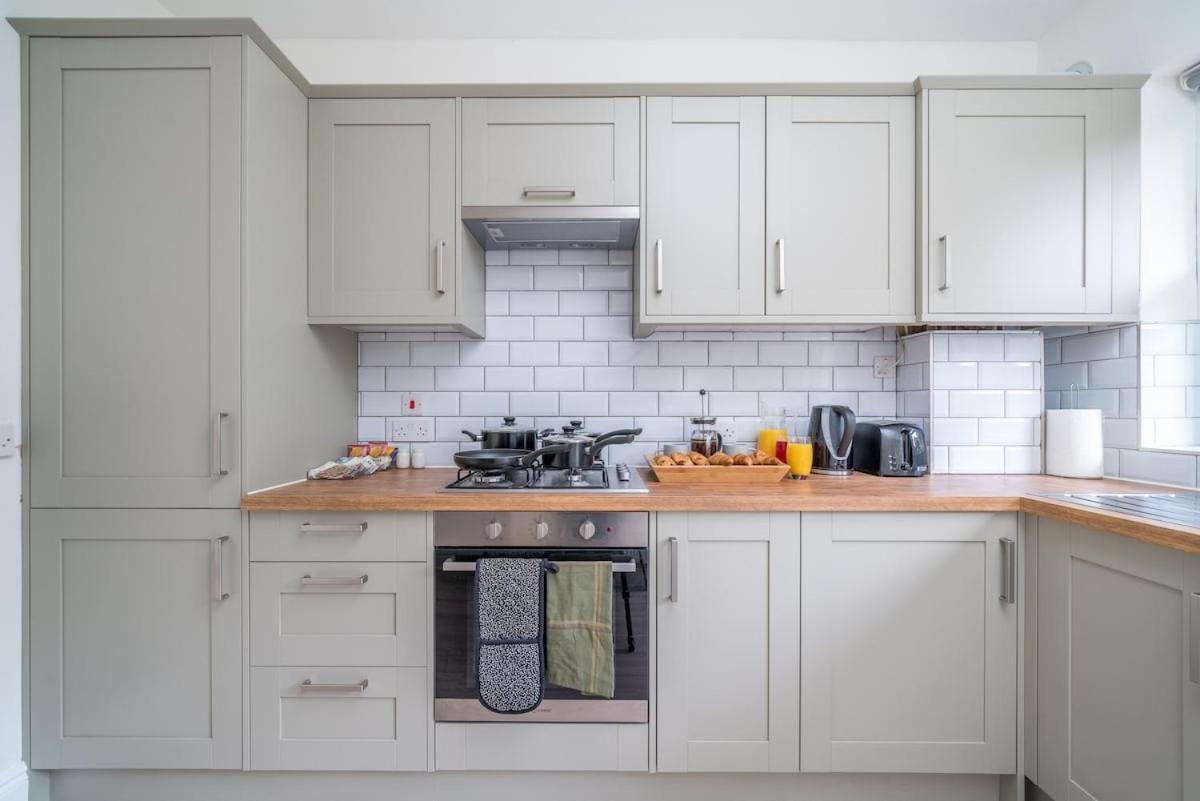 Spacious 2bed Flat Free Parking And Garden Appartement *