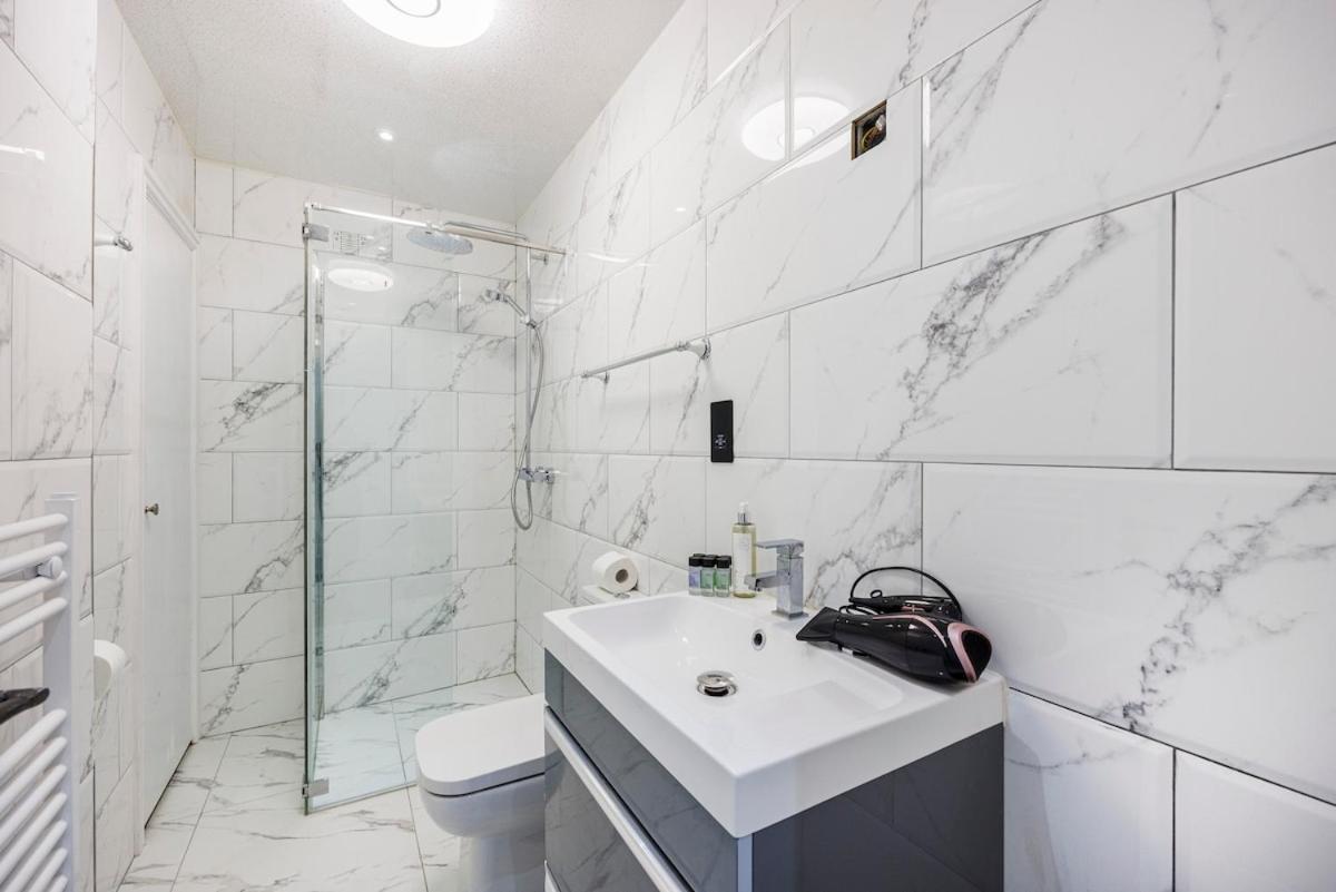 2 Bedroom Ground Floor In East Dulwich , Leisure , Ideal For Long Weekly & Monthly Offers Londen