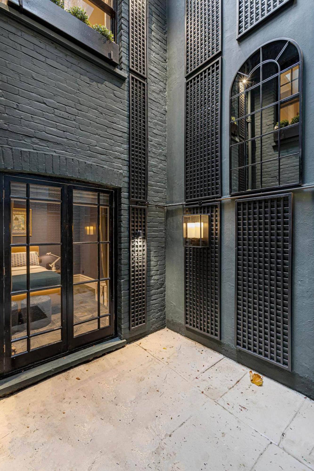 37 Cadogan Place Exquisite Maisonette