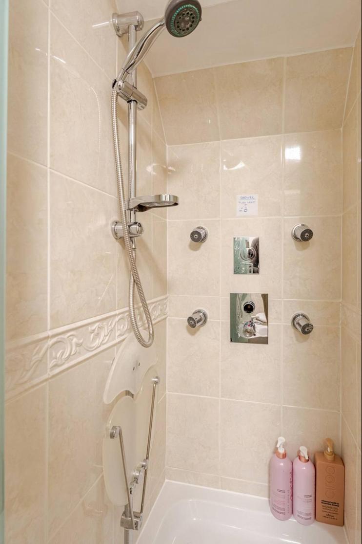 Floor Luxury Penthouse - Sleeps 6 *