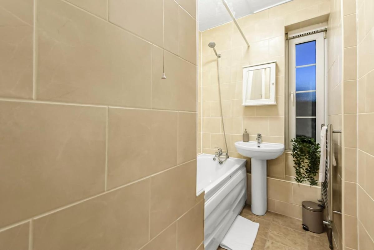 Cosy Cityscape Two Bed Apartment London