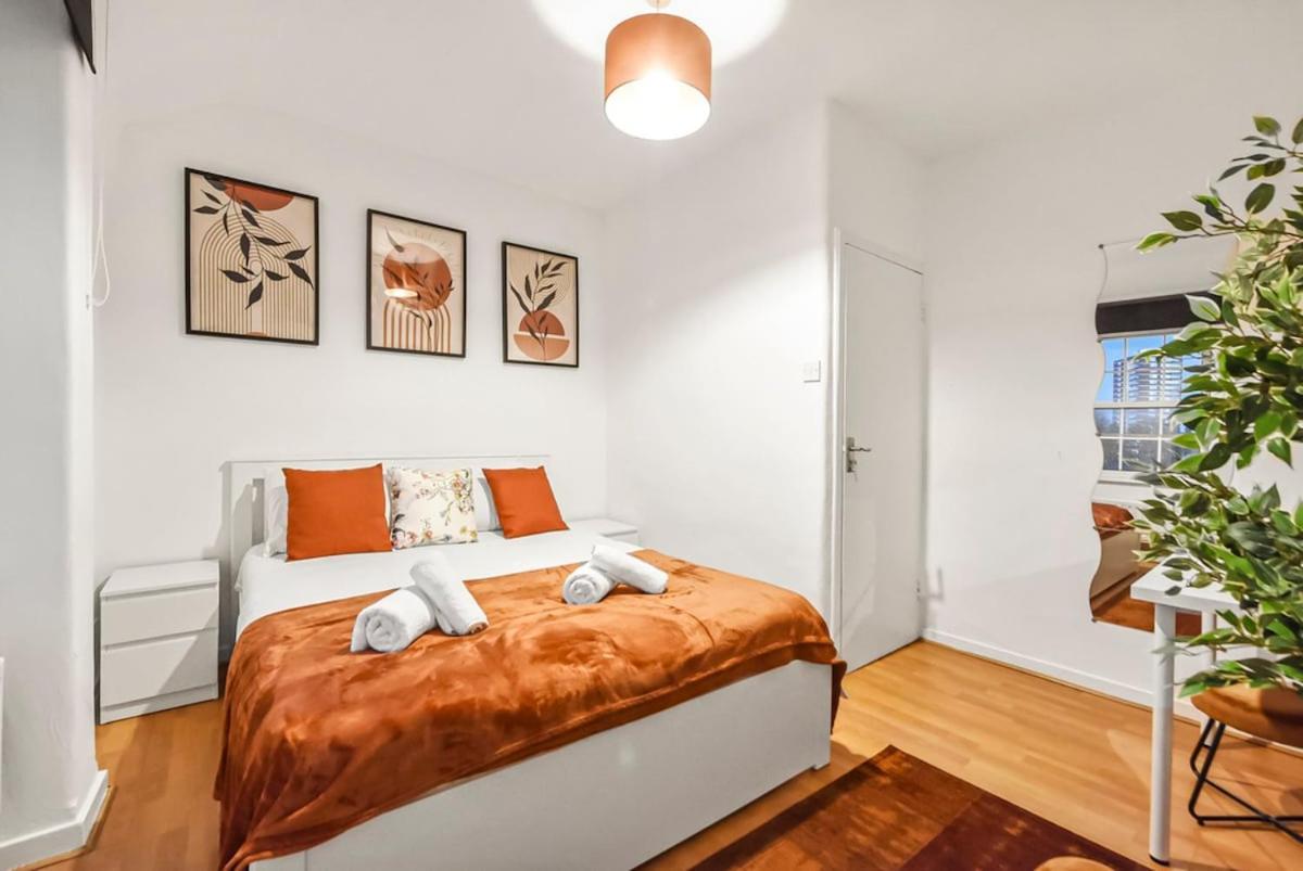 Cosy Cityscape Two Bed London