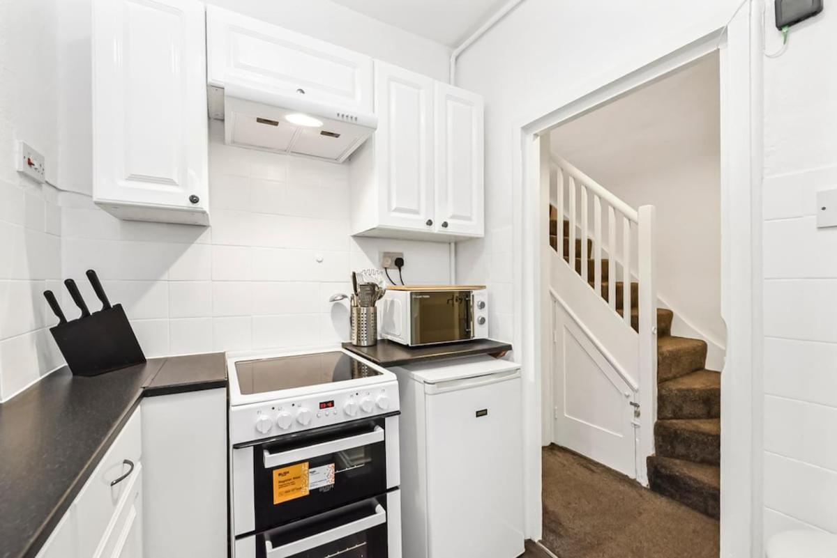 Cosy Cityscape Two Bed London