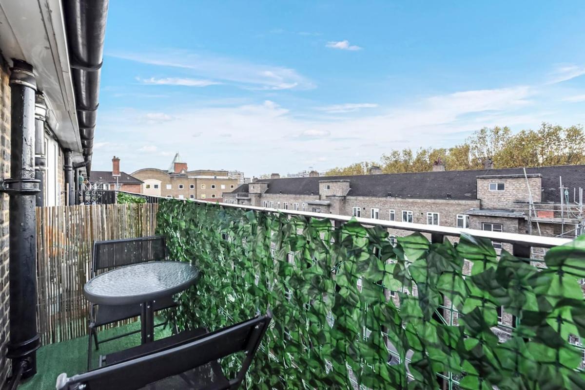 Cosy Cityscape Two Bed Apartment London