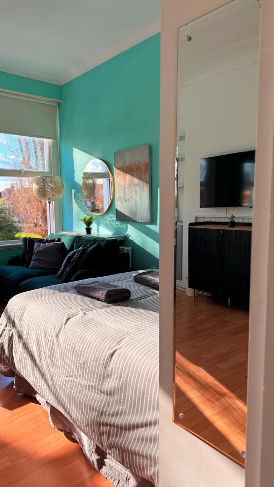 Large Flat Close To Tube Station Zone 2 Londres
