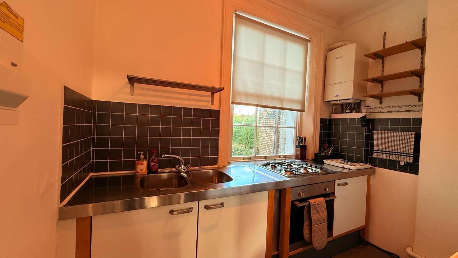 Large Flat Close To Tube Station Zone 2