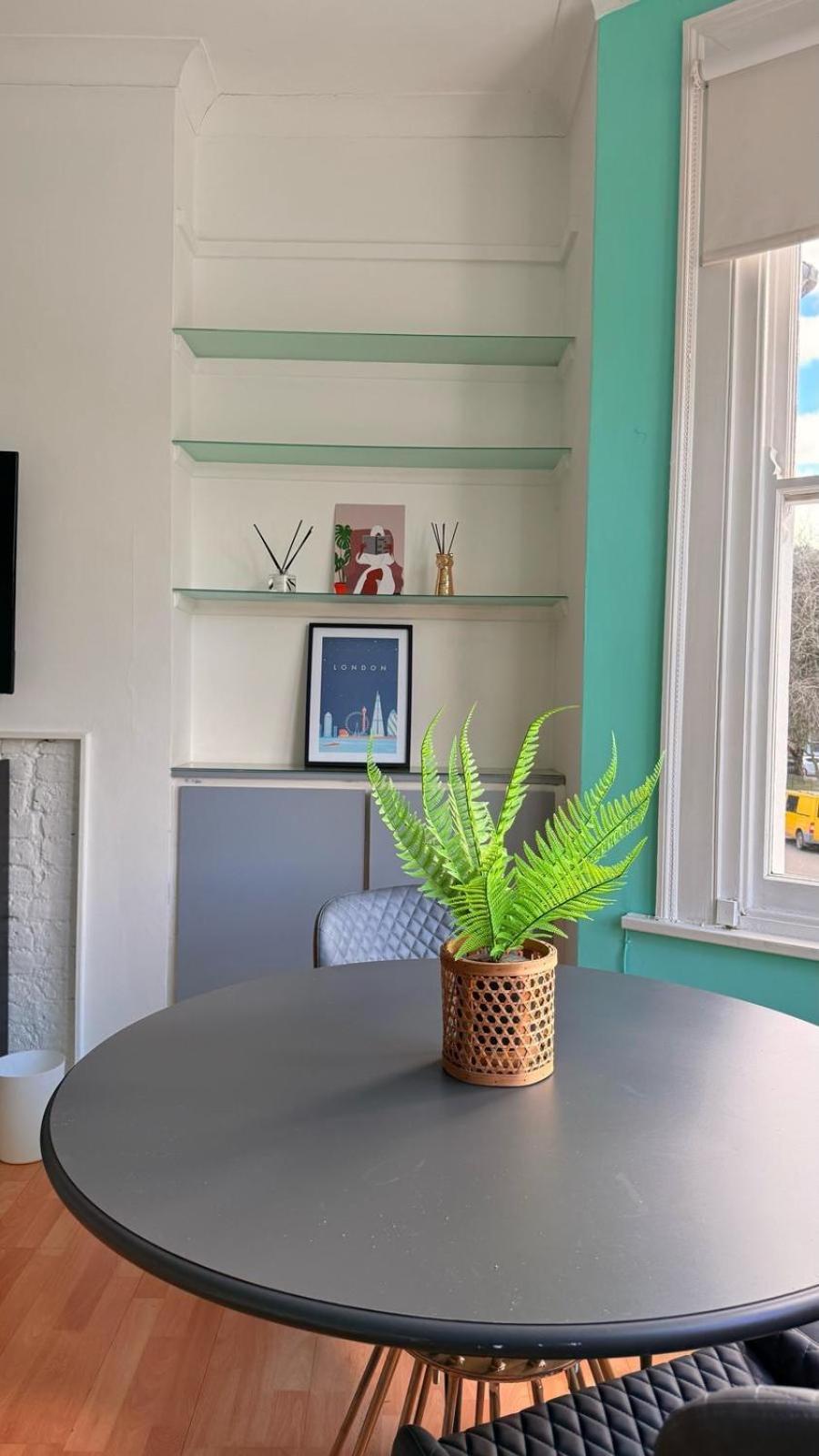 Large Flat Close To Tube Station Zone 2