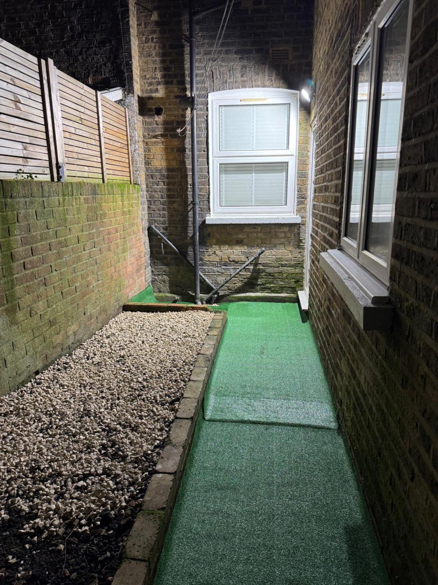 Cozy 2br-5guests-near Attractions-garden Apartamento