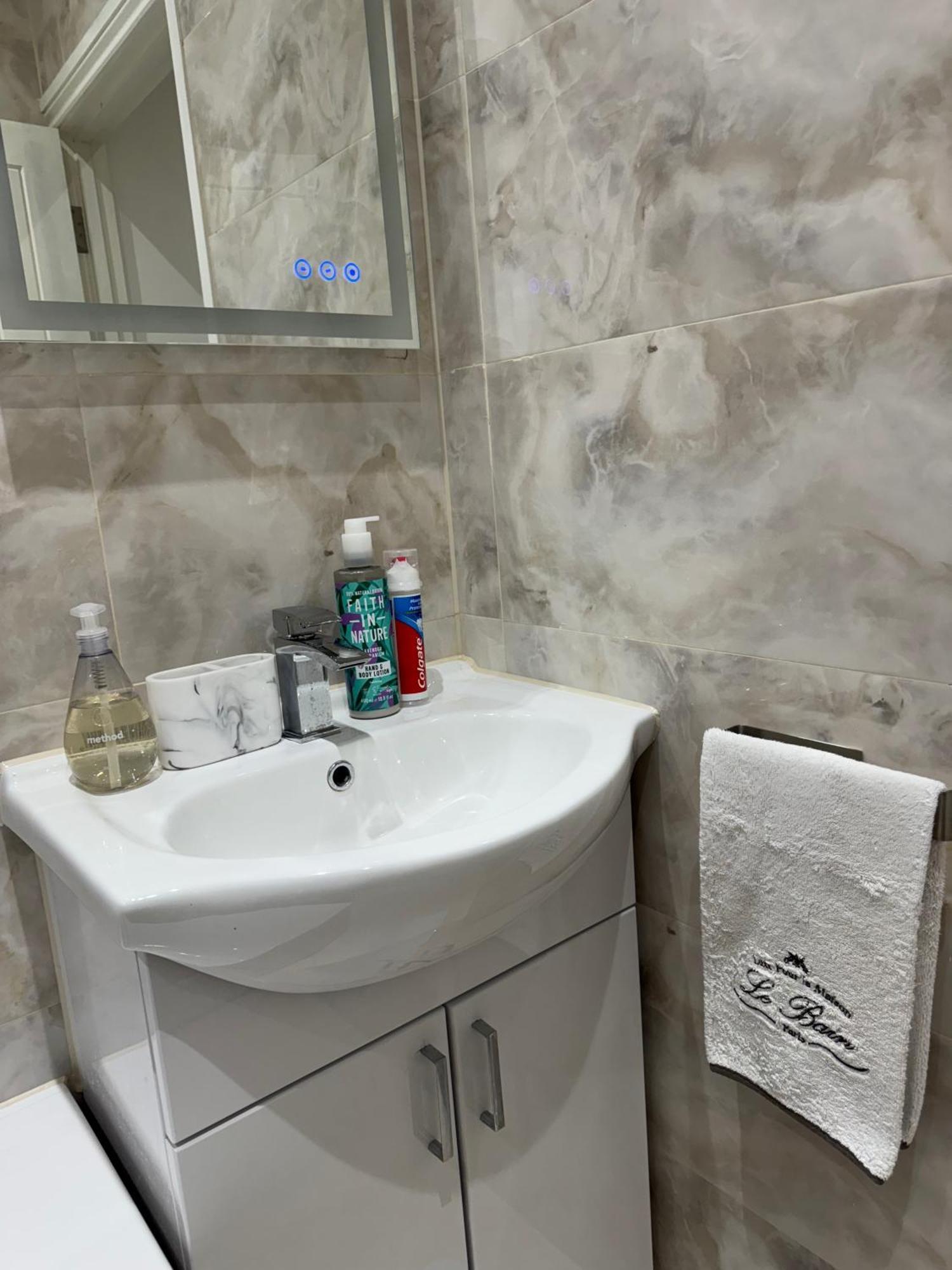 Cozy 2br-5guests-near Attractions-garden Appartement Londres