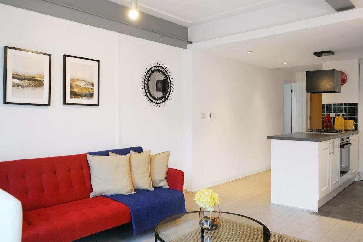 Modern 2-bed With Balcony In Stratford Apartamento