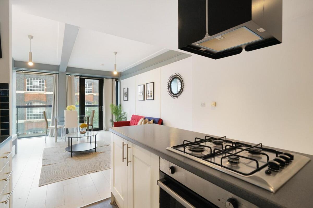 Modern 2-bed With Balcony In Stratford Apartamento