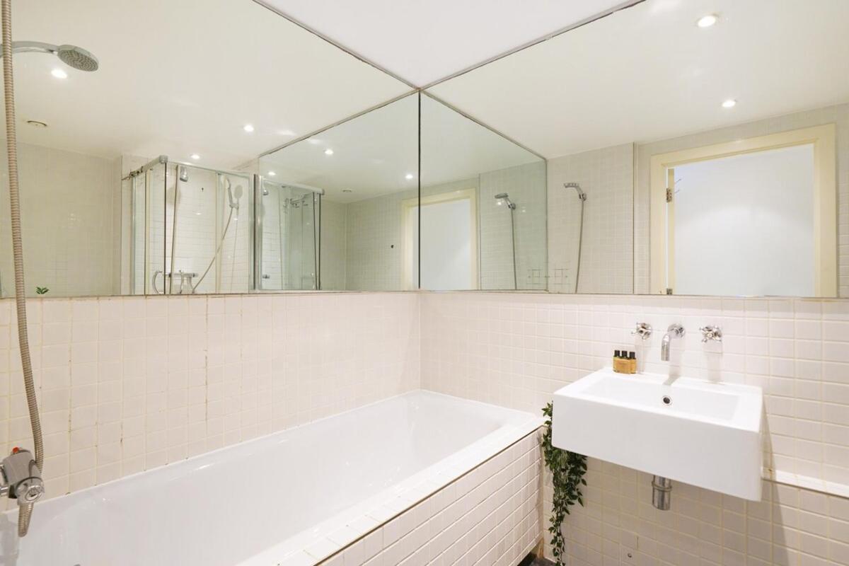 Modern 2-bed With Balcony In Stratford Londres