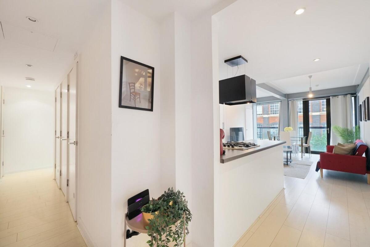 Modern 2-bed With Balcony In Stratford * Londres