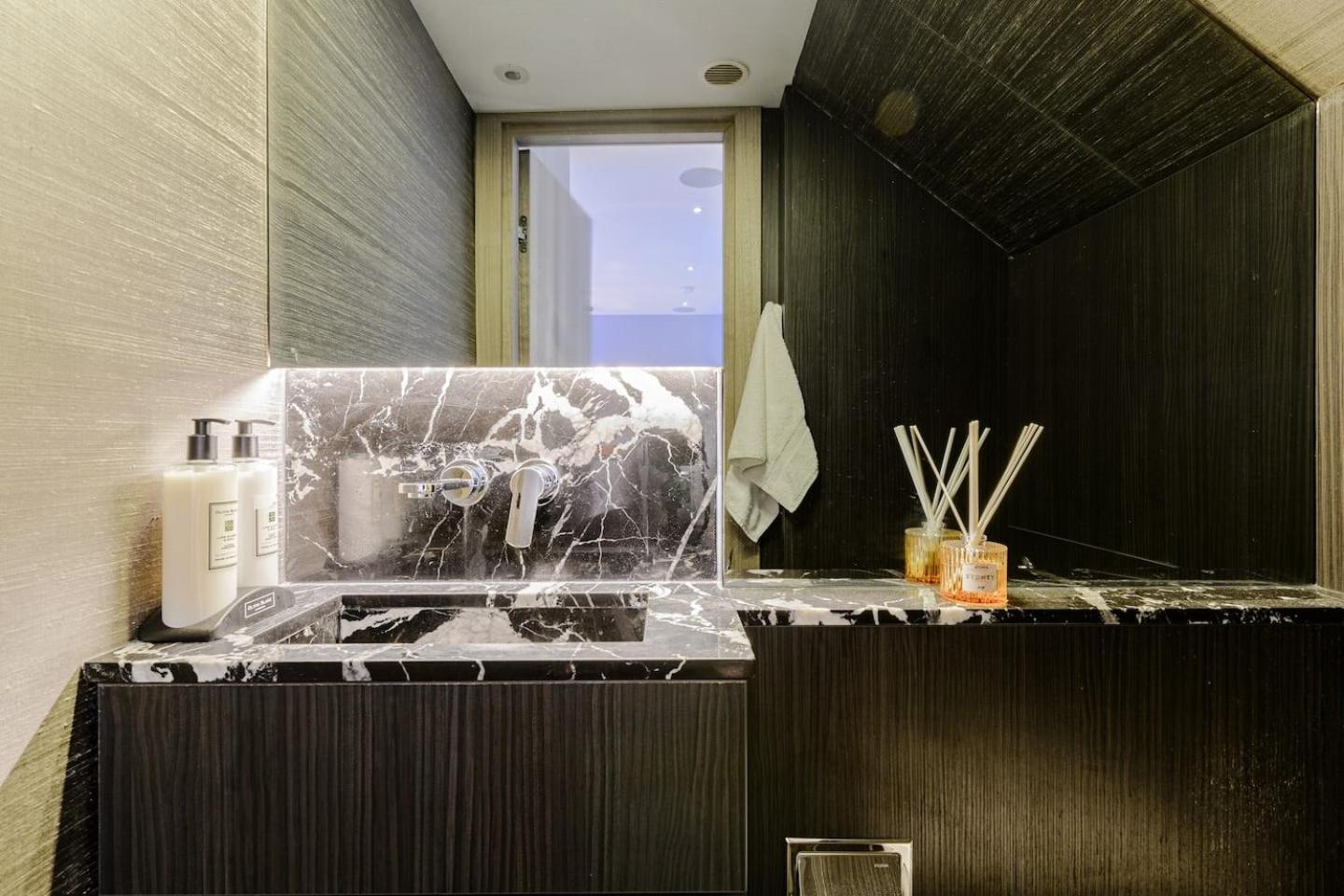 Award Winning Interior Designed Luxurious Mews In Knightsbridge Hébergement de vacances *