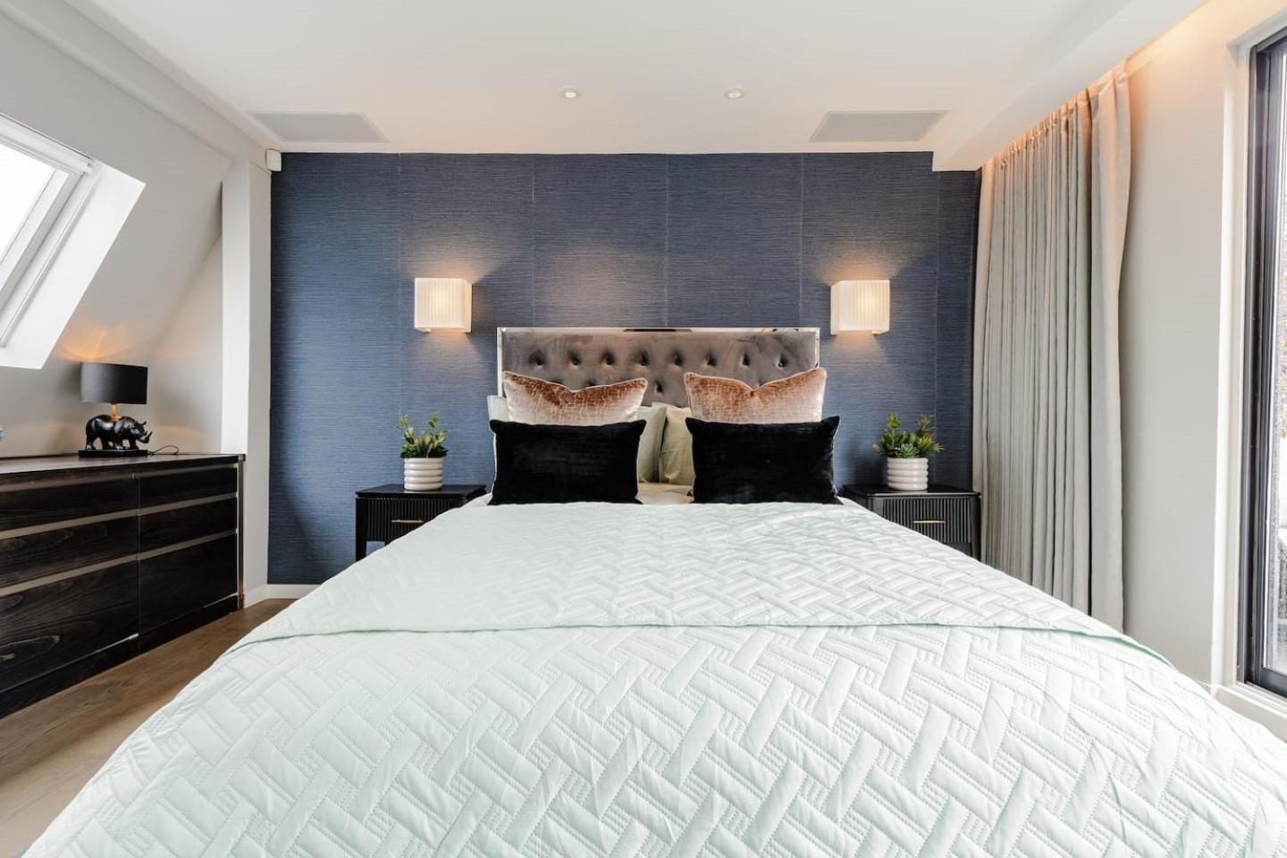 Award Winning Interior Designed Luxurious Mews In Knightsbridge *