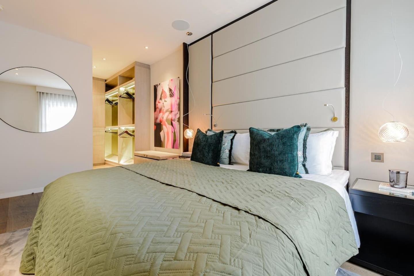 Award Winning Interior Designed Luxurious Mews In Knightsbridge *