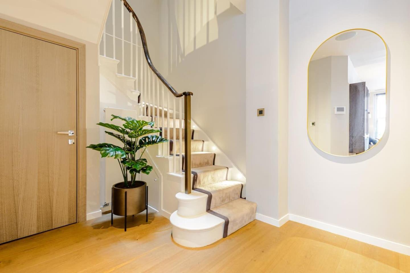Award Winning Interior Designed Luxurious Mews In Knightsbridge