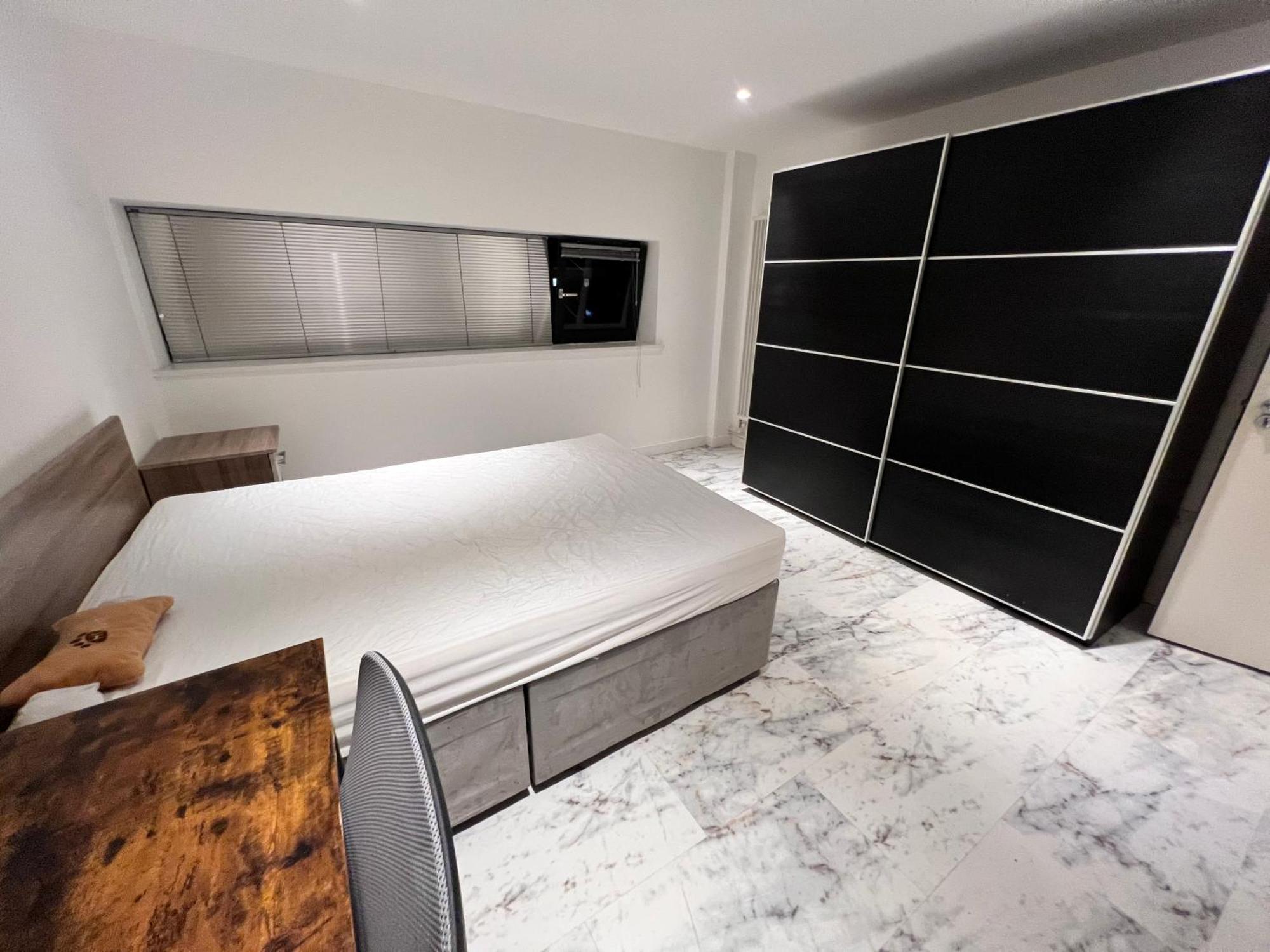Deluxe Entire With 2x Bedrooms, 2x Bathrooms And A Big Living In The Olympic Park And Westfield At Stratford Appart hôtel *