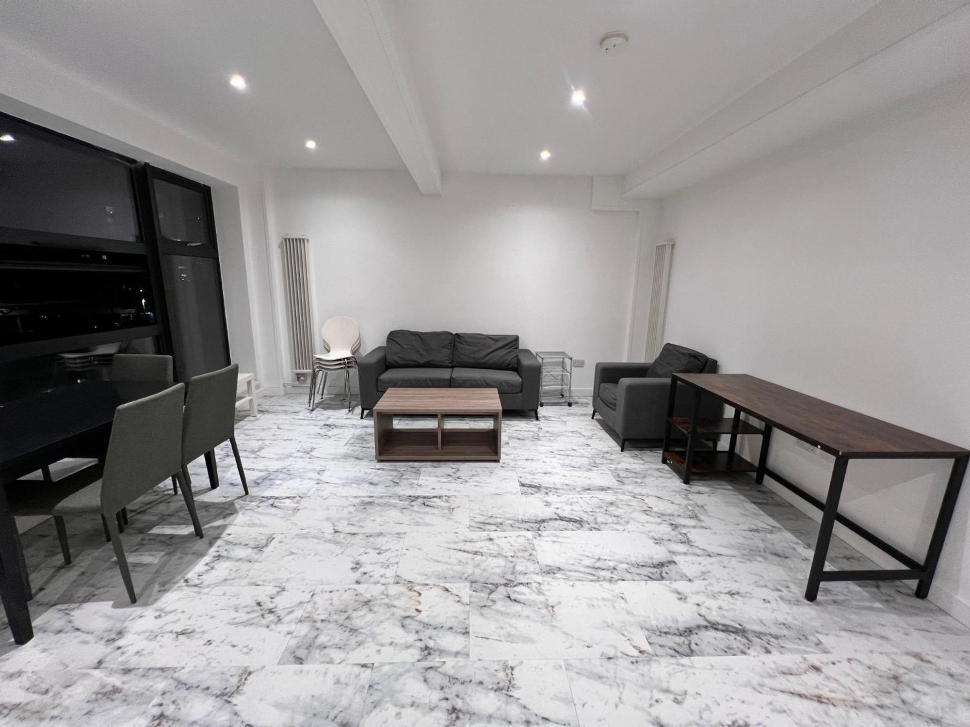 Deluxe Entire With 2x Bedrooms, 2x Bathrooms And A Big Living In The Olympic Park And Westfield At Stratford *