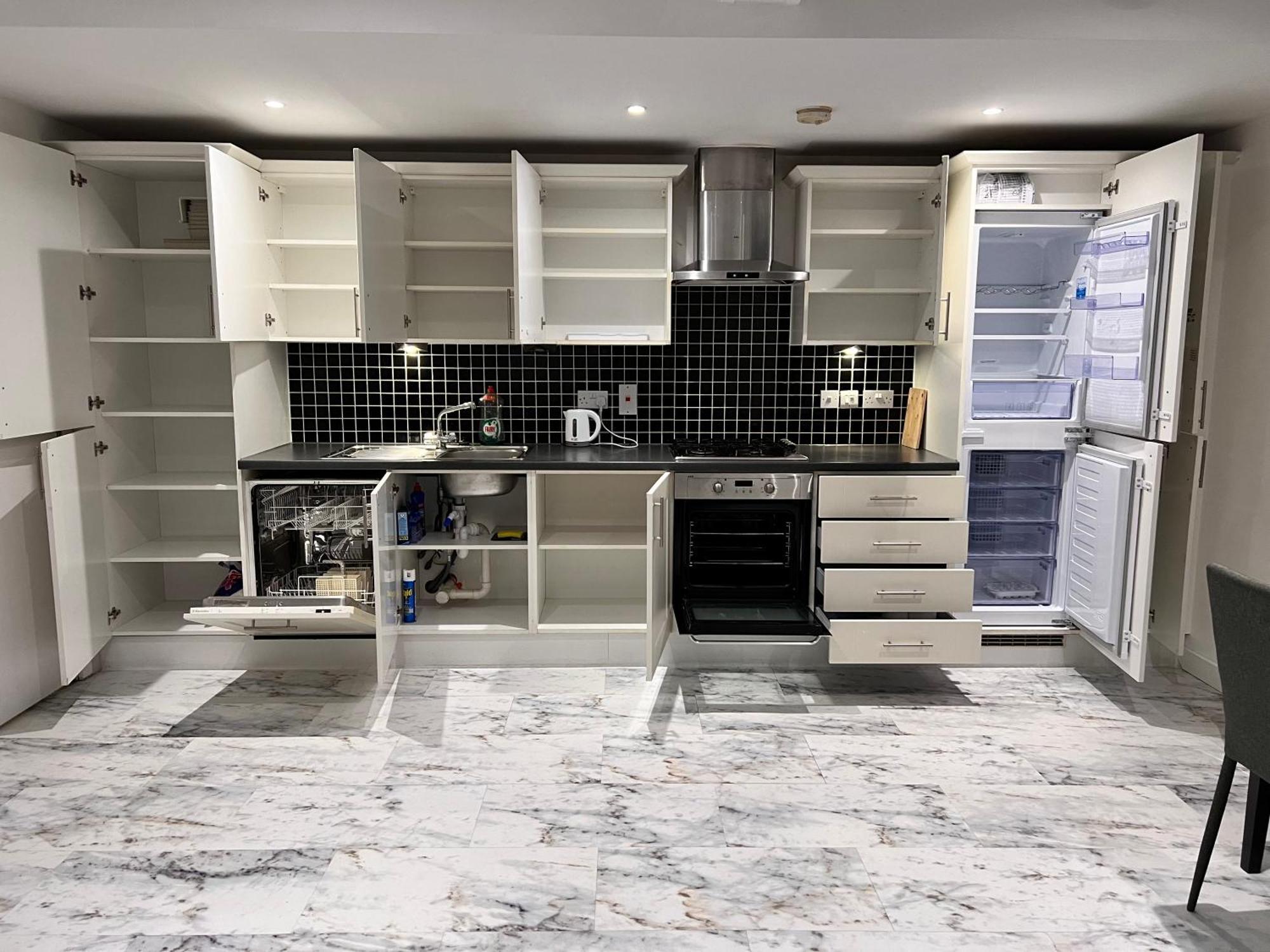 Deluxe Entire With 2x Bedrooms, 2x Bathrooms And A Big Living In The Olympic Park And Westfield At Stratford