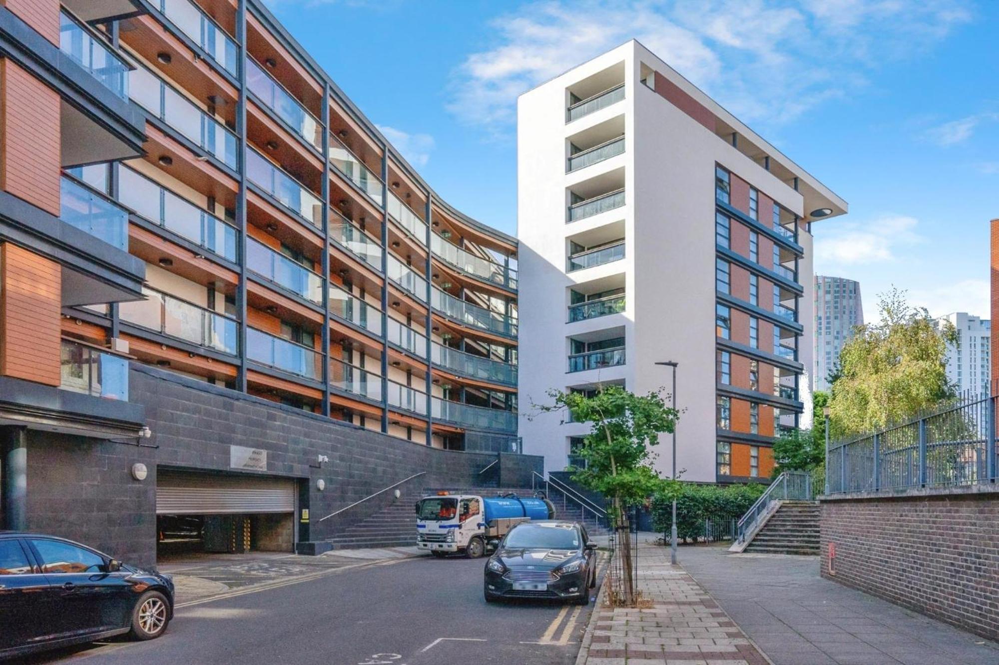 Deluxe Entire With 2x Bedrooms, 2x Bathrooms And A Big Living In The Olympic Park And Westfield At Stratford