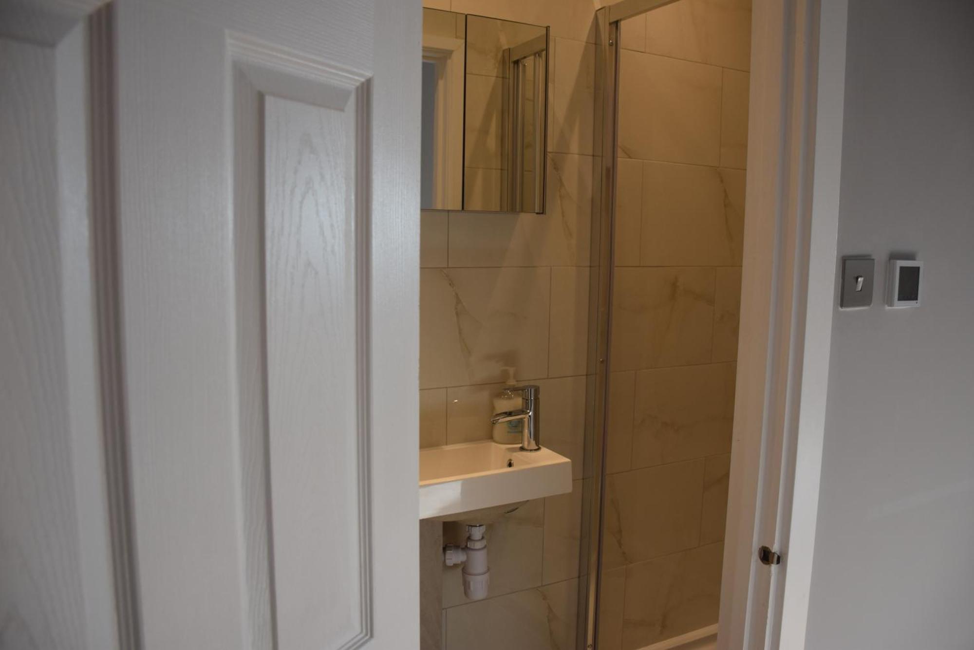 Chandos - 4 Bedroom House - 20 Mins To Centre Hébergement de vacances