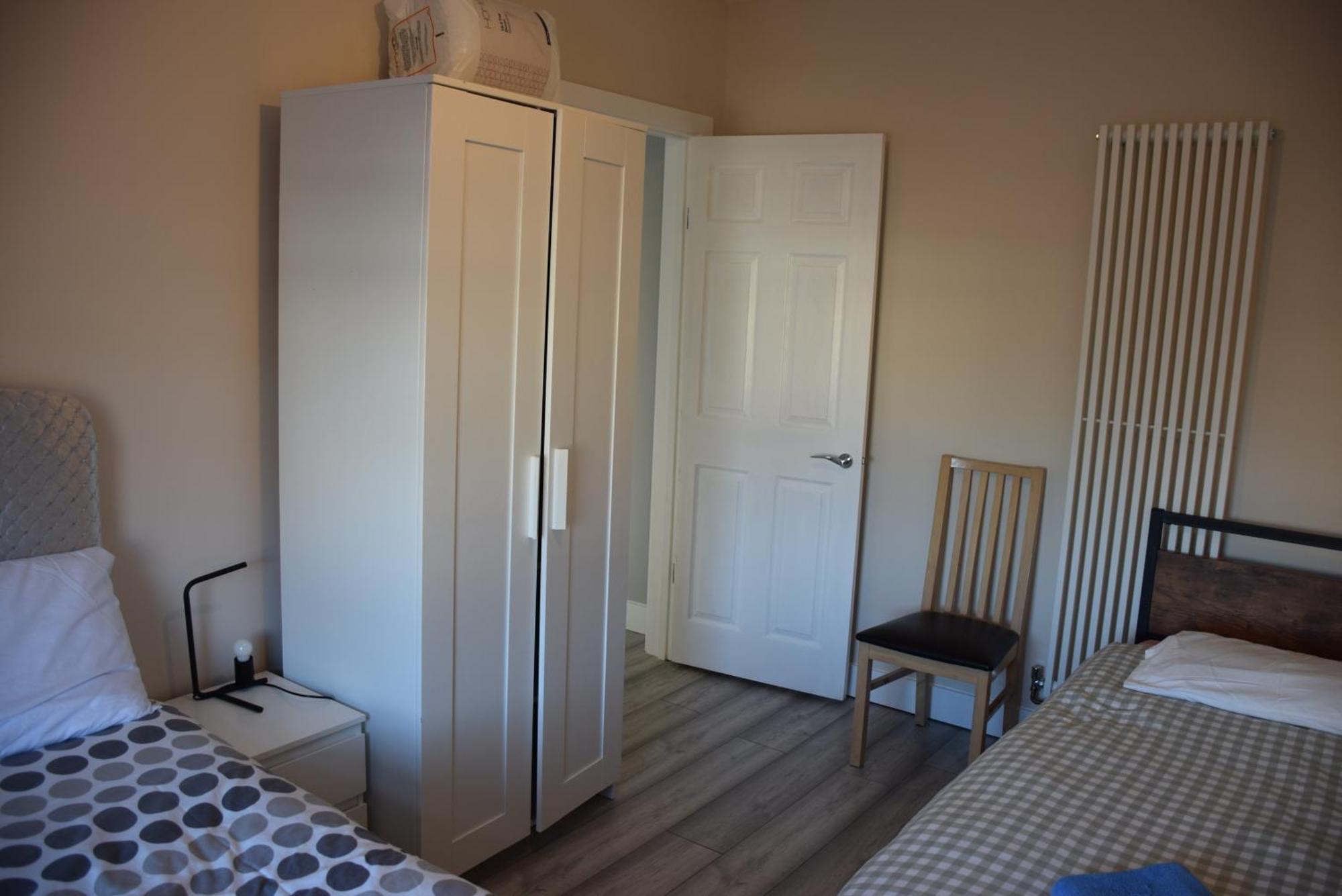 Chandos - 4 Bedroom House - 20 Mins To Centre Hébergement de vacances *