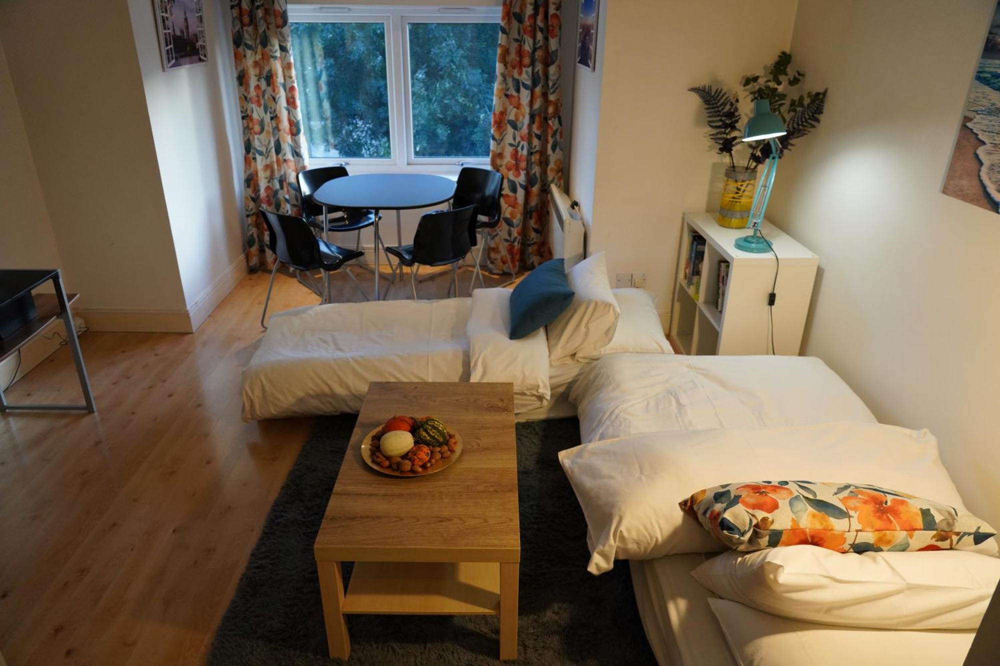 The Cosy Bay Near Tower Bridge * Londres