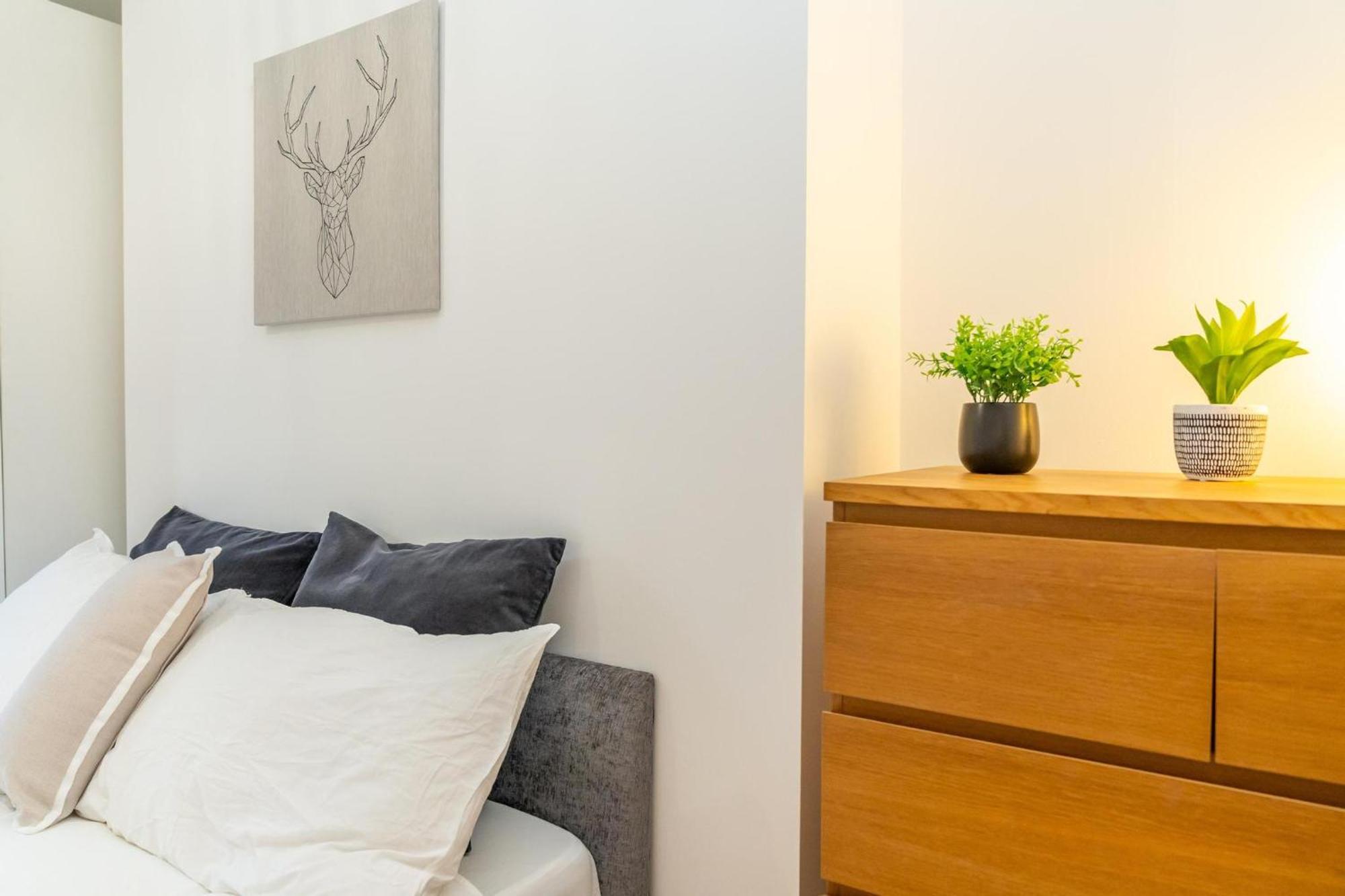 Location! 2 Bed/2bath - Pro Host London