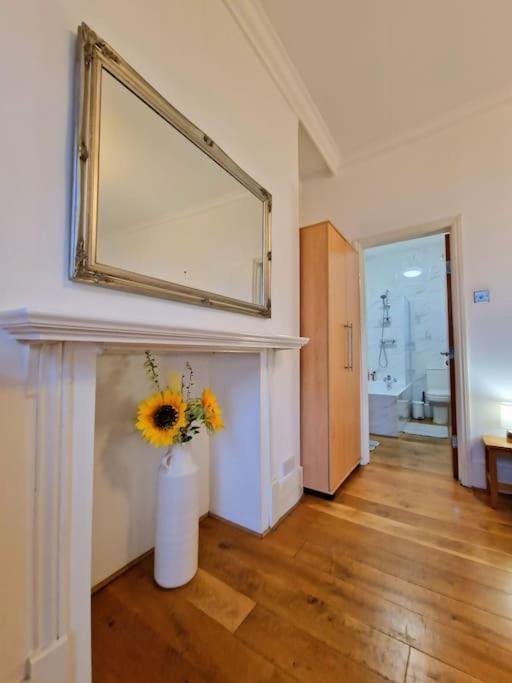 Hébergement de vacances 4 Bedroom, 3 Bathroom Private House In London, 3 Minutes Walk To Edgware Road Station Londres