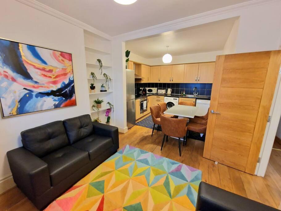 4 Bedroom, 3 Bathroom Private House In London, 3 Minutes Walk To Edgware Road Station Hébergement de vacances