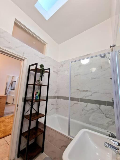 Hébergement de vacances 4 Bedroom, 3 Bathroom Private House In London, 3 Minutes Walk To Edgware Road Station