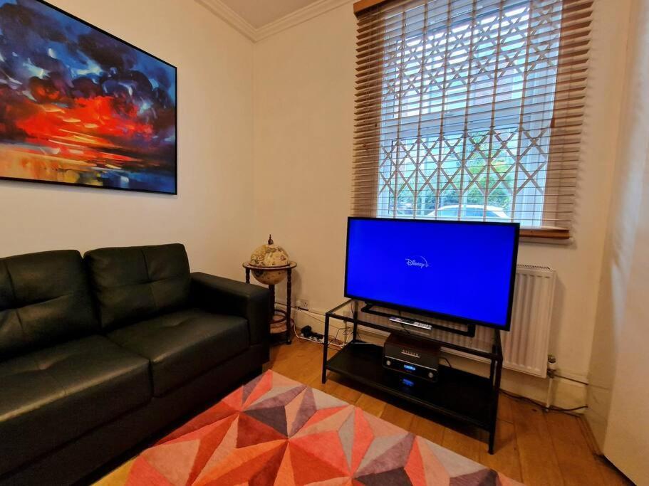 4 Bedroom, 3 Bathroom Private House In London, 3 Minutes Walk To Edgware Road Station Hébergement de vacances Londres
