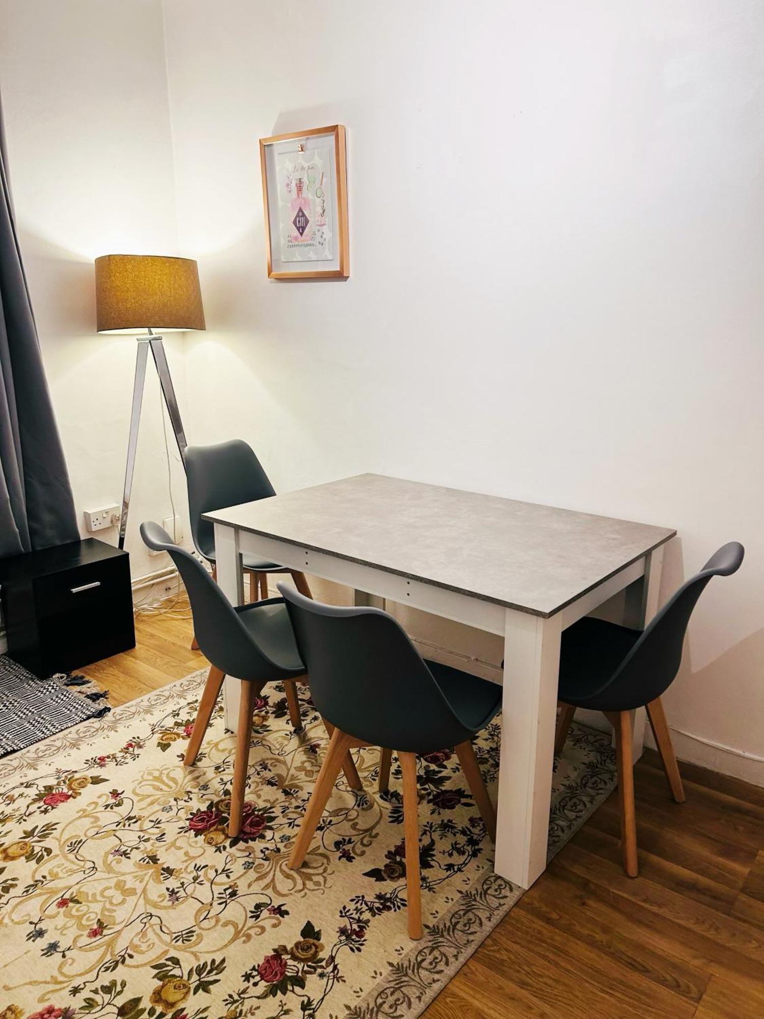 Spacious Flat With 2 To 3 Bedrooms In * Londres