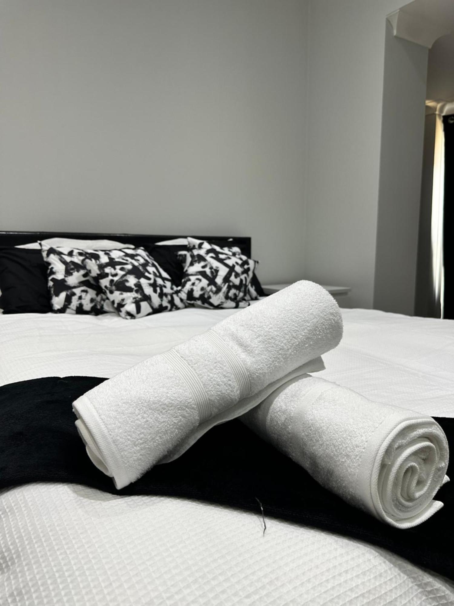Pensión Black & White Double Bedroom Londres