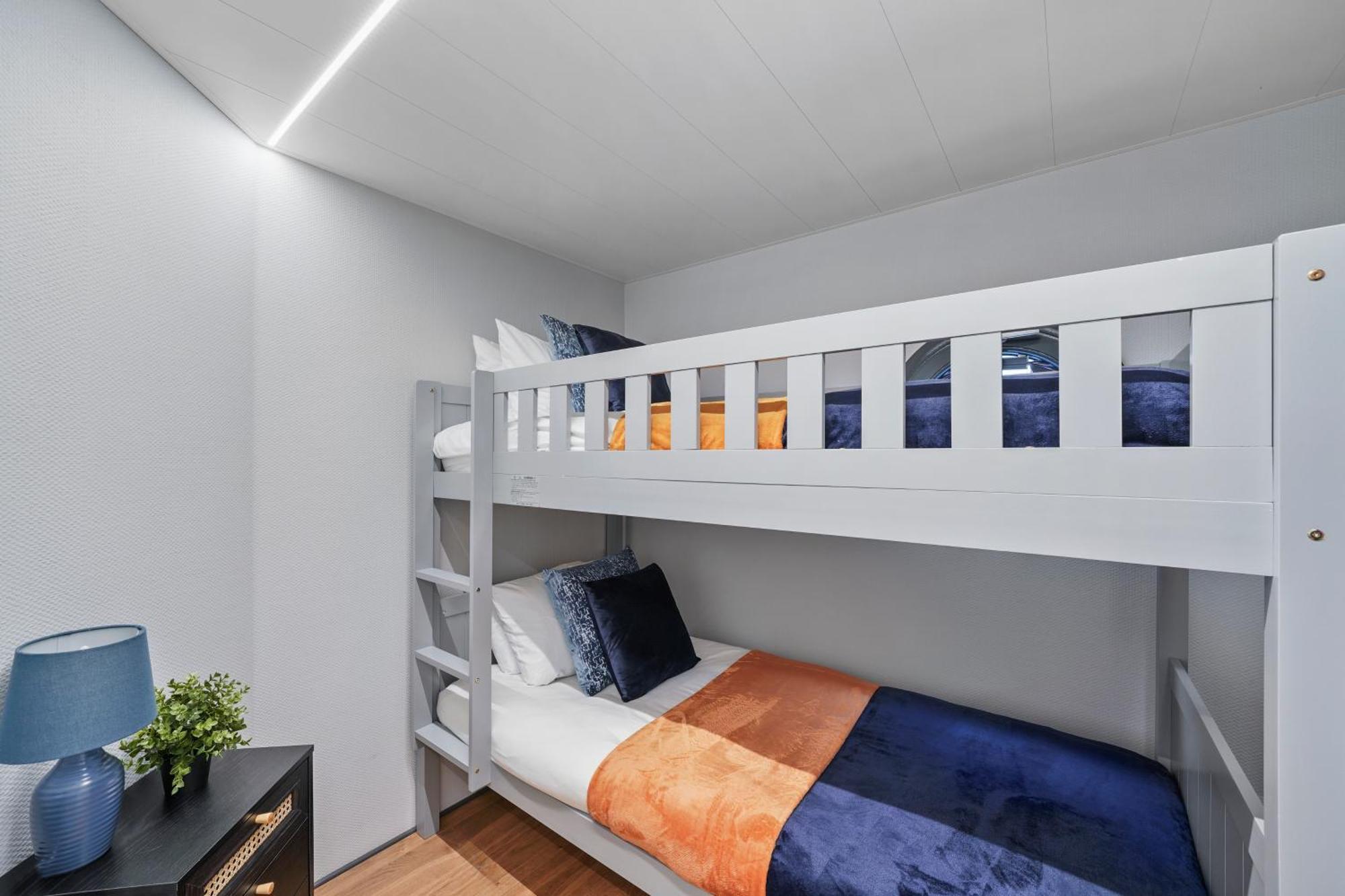 Botel Unique Water In - Sleeps 6 *