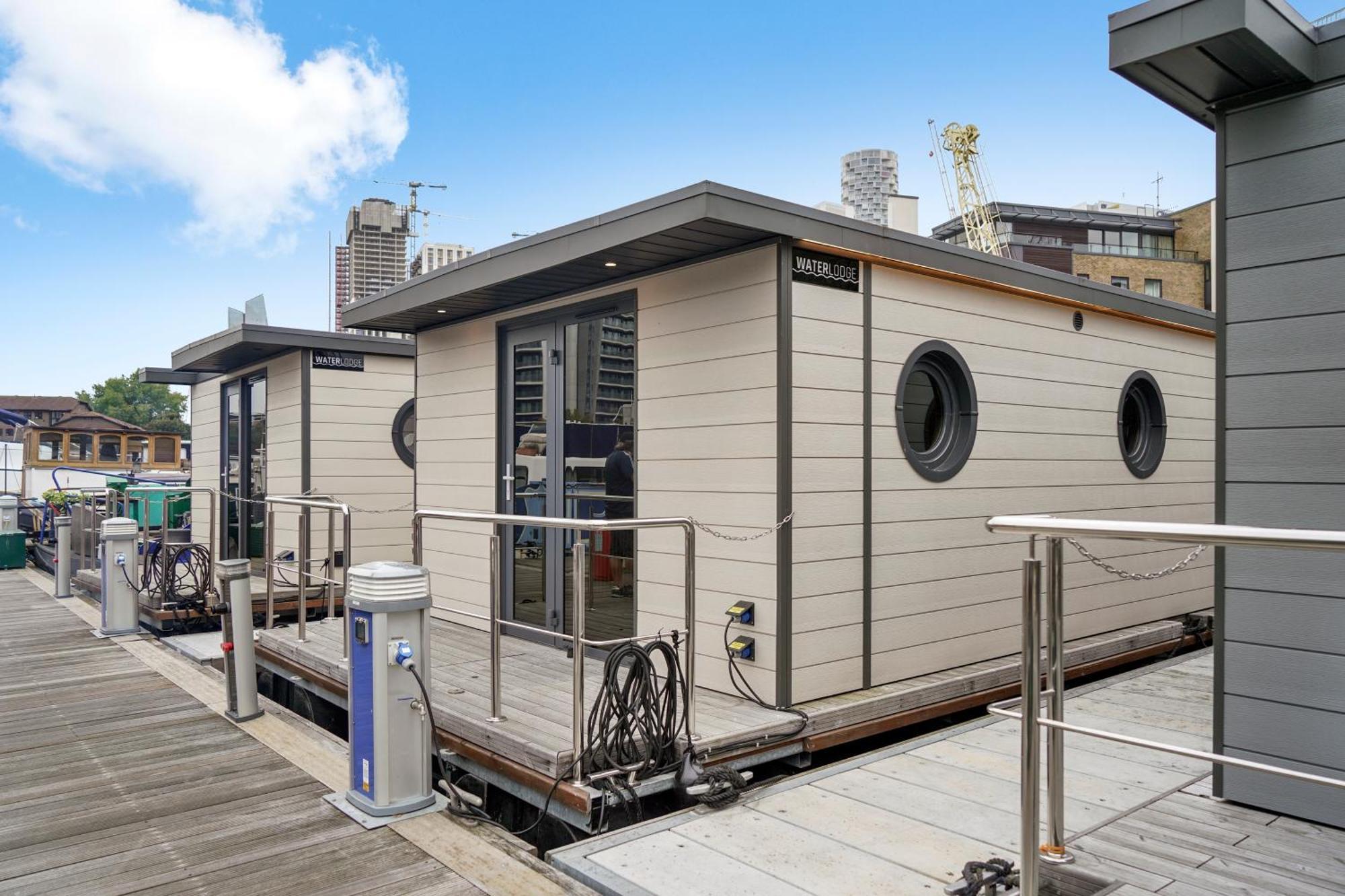 Unique Water In - Sleeps 6 Botel London