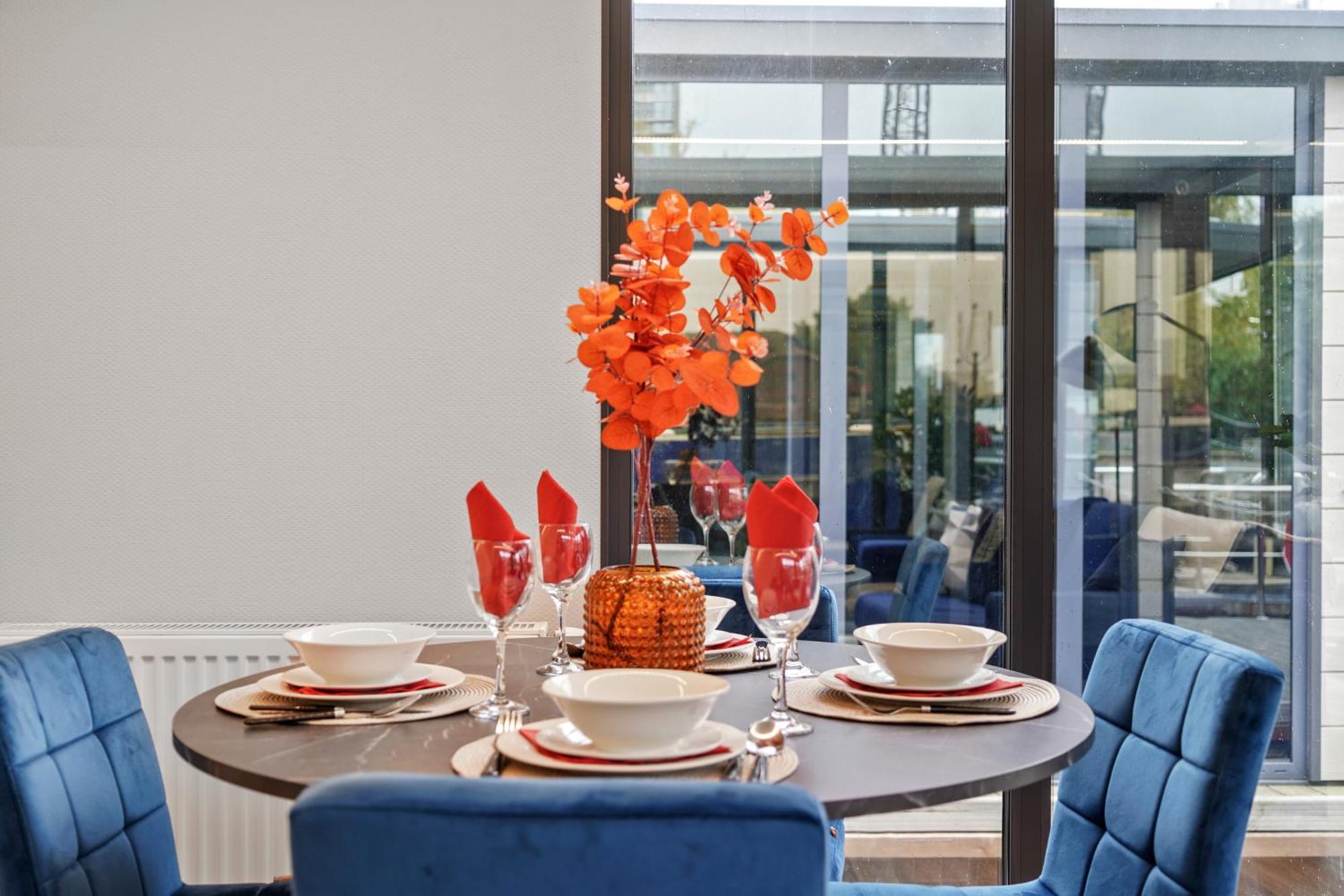Unique Water In - Sleeps 6 London