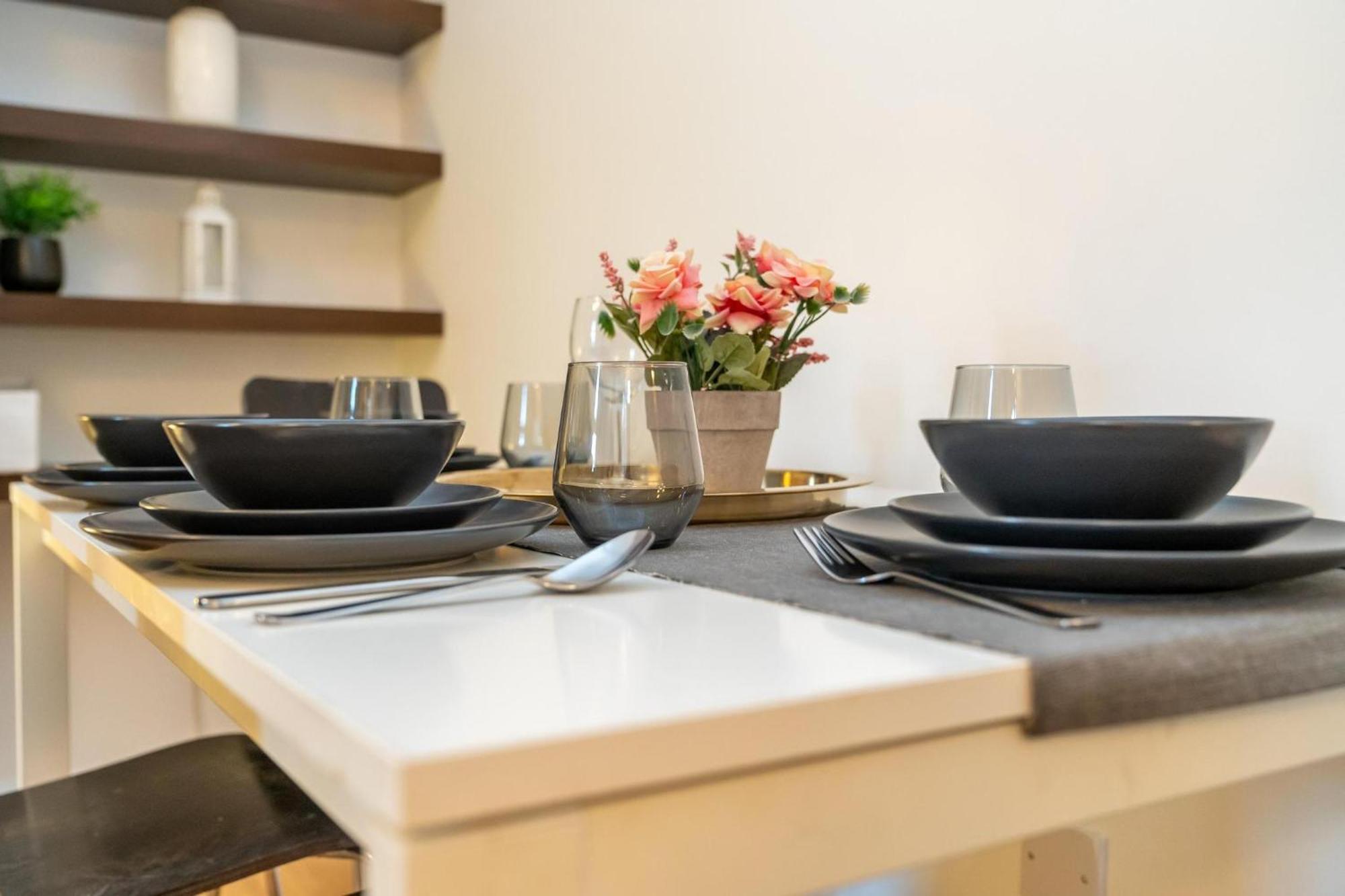Location! 2 Bed/2bath - Pro Host Londen