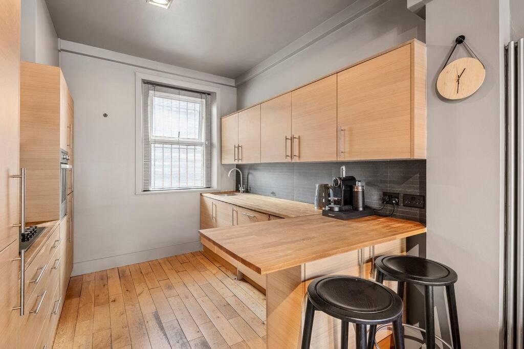 Spacious On Chapel Market Londen