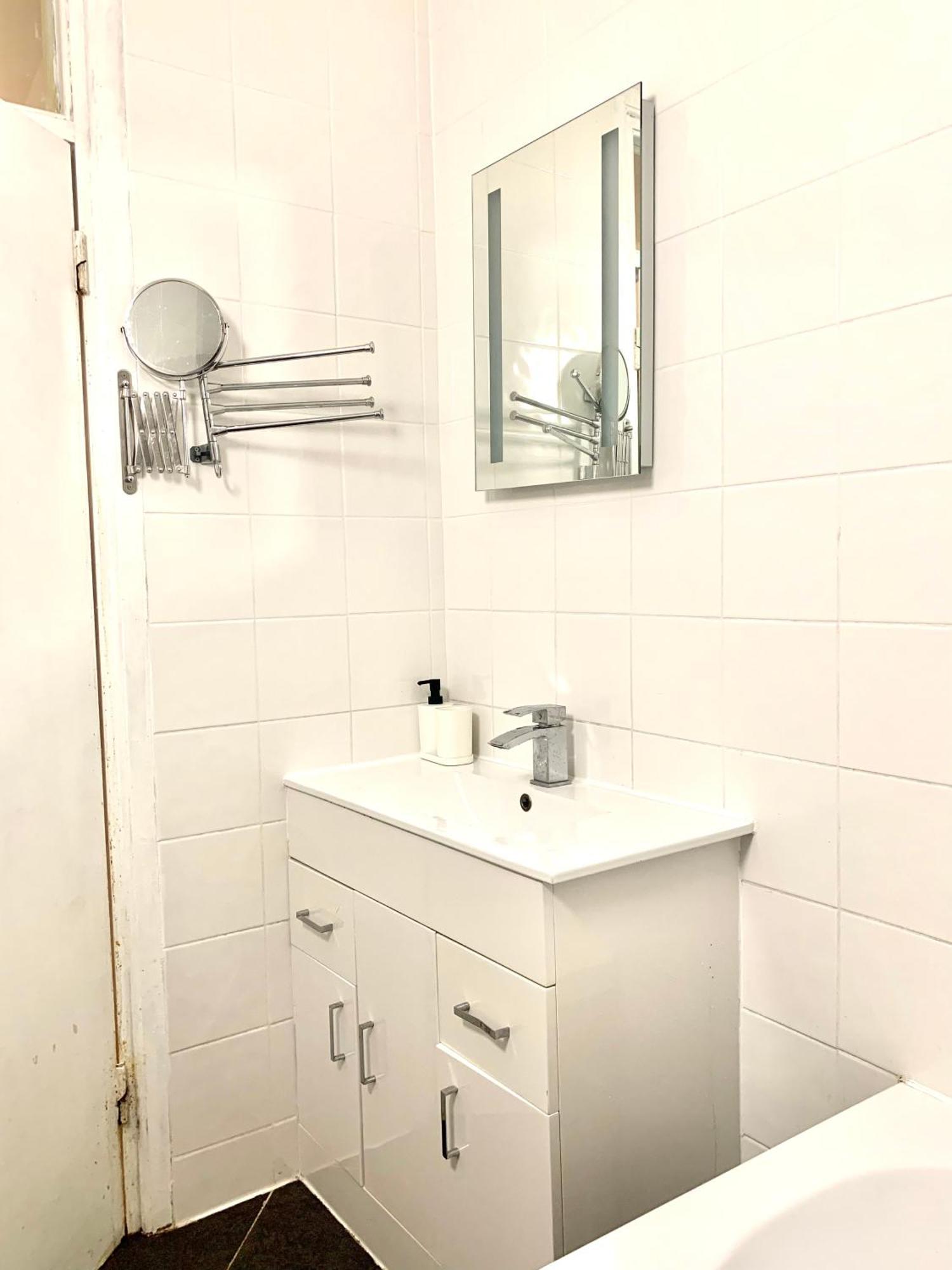 Cosy 2 Bedroom In Swiss Cottage. *