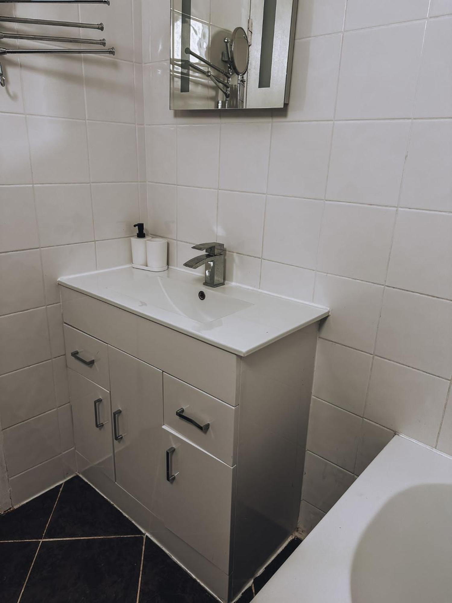 Cosy 2 Bedroom In Swiss Cottage. Apartment