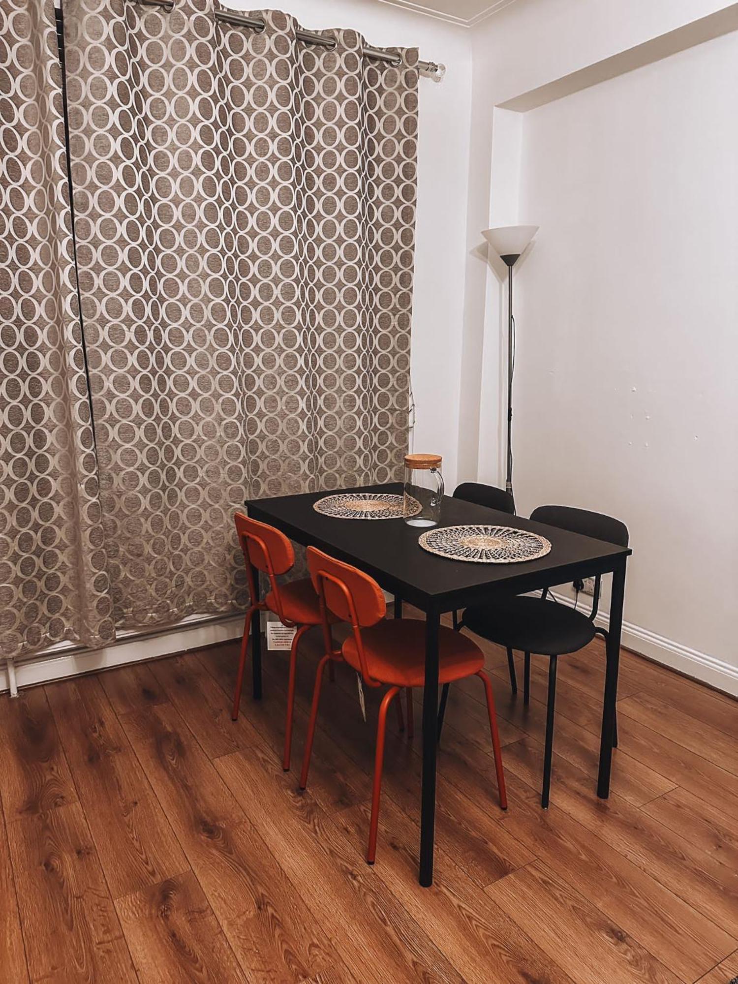 Cosy 2 Bedroom In Swiss Cottage. *